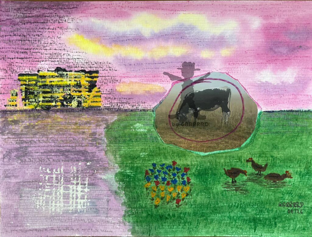 Rechts ein Foto mit einer Kuh im Nebel. Auf einer grünen Aquarell-Wiese mit Hühnern und Blumen. Der Himmel ist lila. Im Hintergrund ist die Silhouette einer hell erleuchteten Stadt zu sehen.