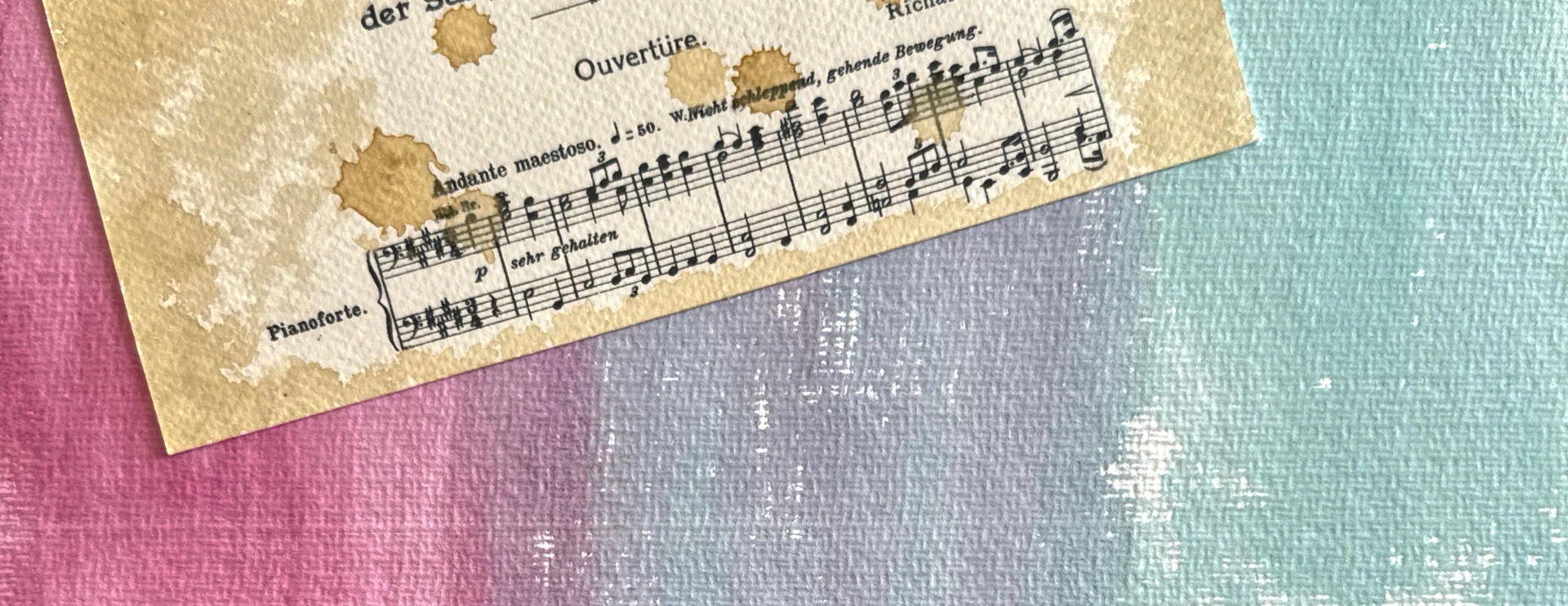 Notenblatt mit Espressospritzeren und von rosa ins türkis verlaufendem Hintergrund